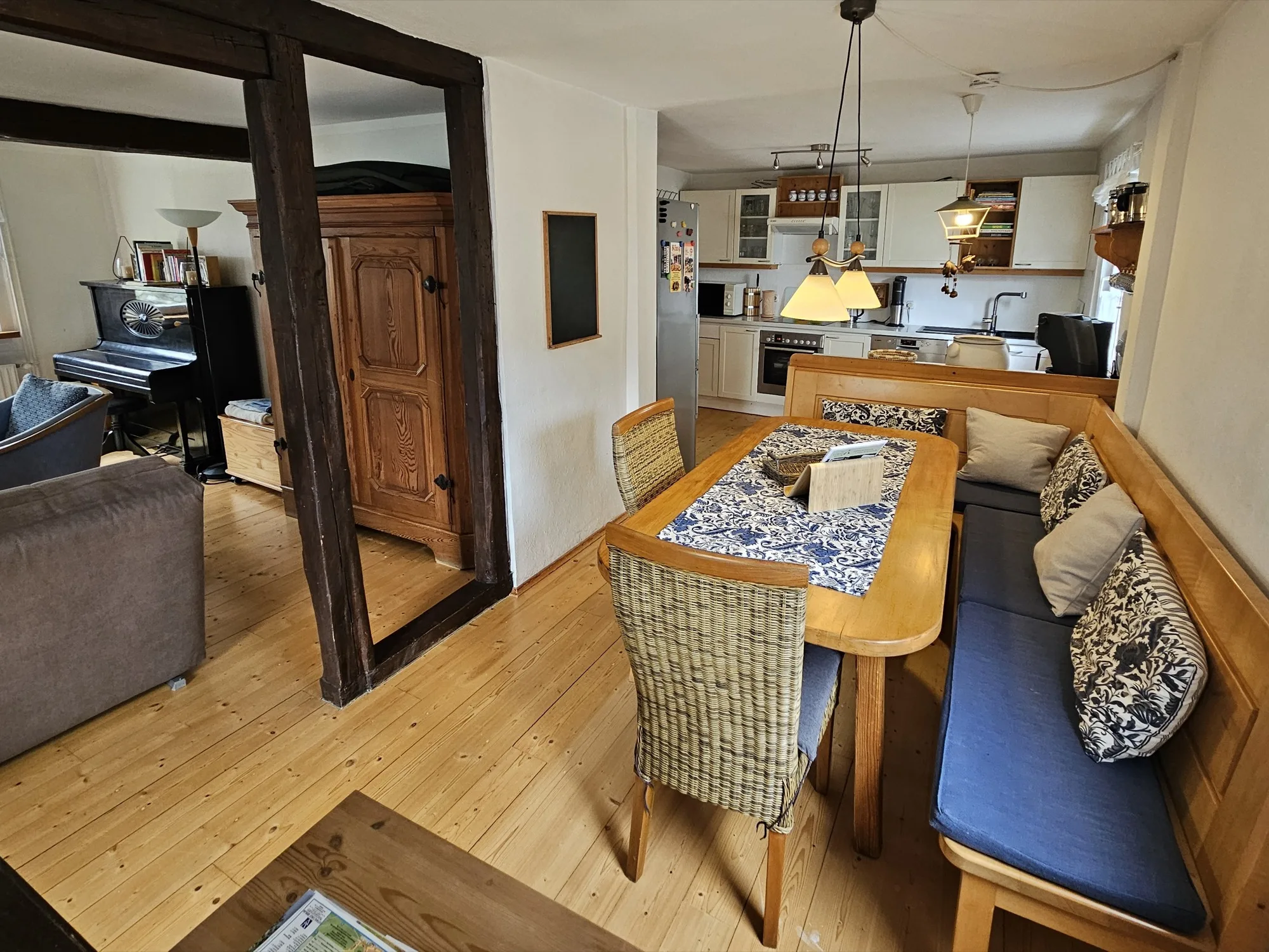 Essbereich und Wohnzimmer der Ferienwohnung in Bad Marienberg, mit Fachwerkbalken