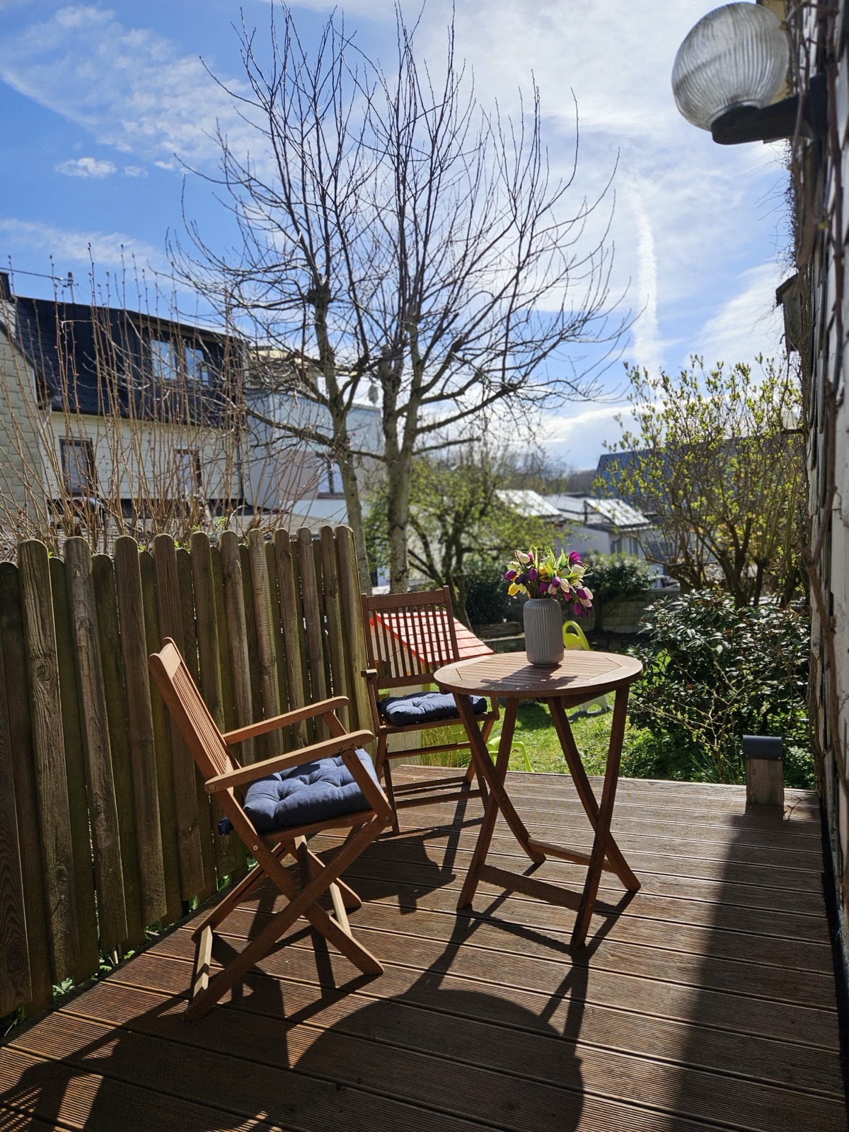 Terrasse der Ferienwohnung in Bad Marienberg mit Gartenmöbeln
