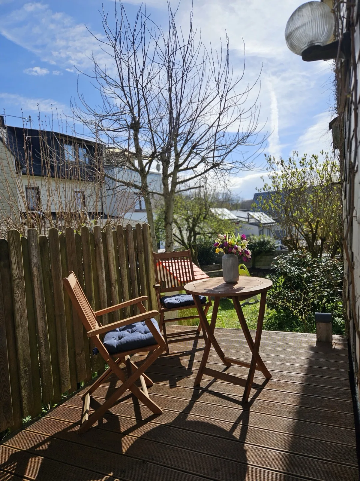 Terrasse mit Tisch, Stühlen und Blick ins Grüne