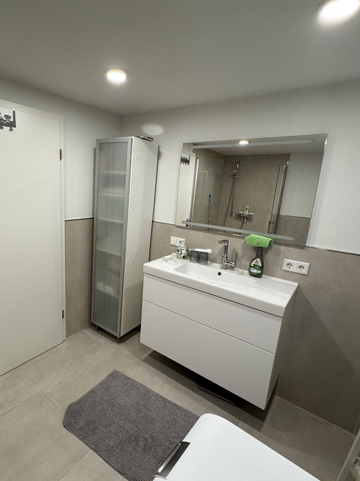 Badezimmer mit ebenerdiger Dusche