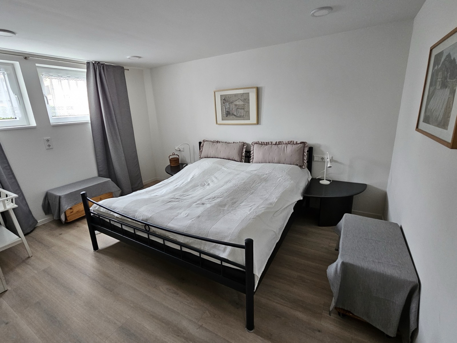 Schlafzimmer mit Queensize-Doppelbett
